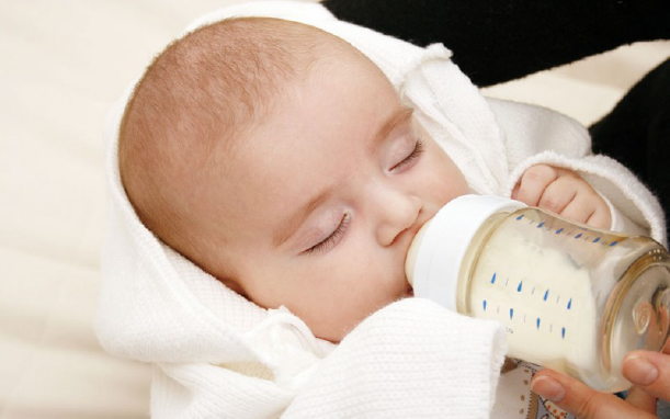 Nhiều mẹ đã dùng bình sữa như một giải pháp an toàn thay cho việc bú trực tiếp