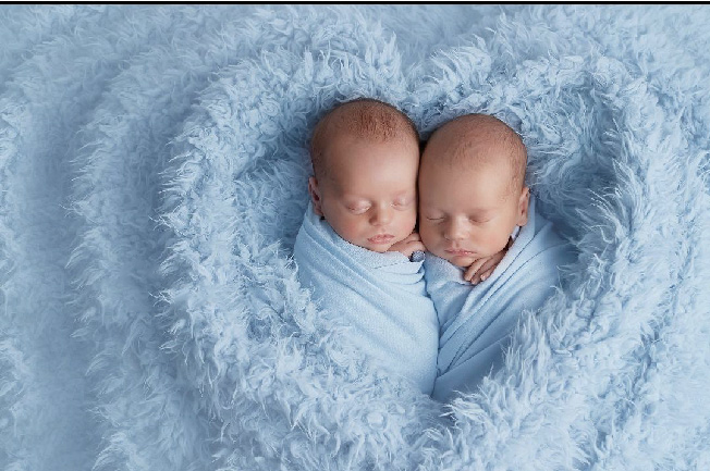 Sinh đôi hai trai là hiện tượng mang thai một lần hai bé, phát triển trong tử cung của mẹ