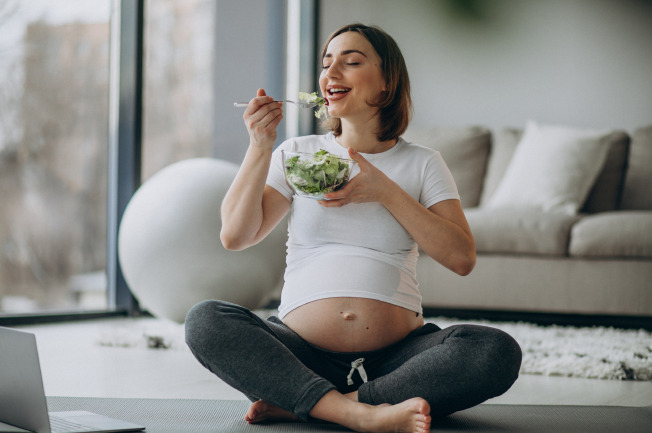 Mẹ nên duy trì chế độ dinh dưỡng trong lúc mang thai để giúp mẹ và bé khỏe hơn