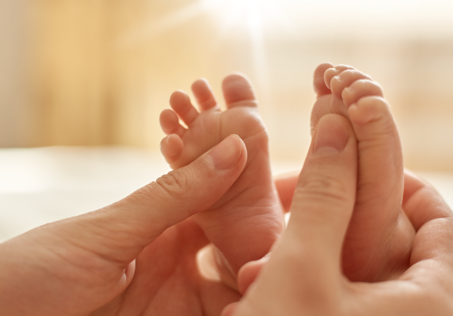 Tắm cho bé sơ sinh là hoạt động mẹ có thể giới thiệu với bé ngay từ khi mới chào đời.