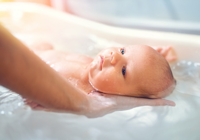 Mẹ có thể tắm cho bé tại nhà trong bồn nhựa nhỏ hay thậm chí là bồn rửa trong nhà tắm.