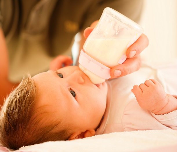 Bình sữa bé dùng hàng ngày cần mẹ vệ sinh kỹ lưỡng để đảm bảo an toàn cho hệ tiêu hóa