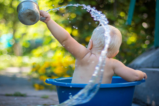 Nghịch nước chắc chắn là trò chơi mà bất cứ đứa trẻ nào cũng thích.