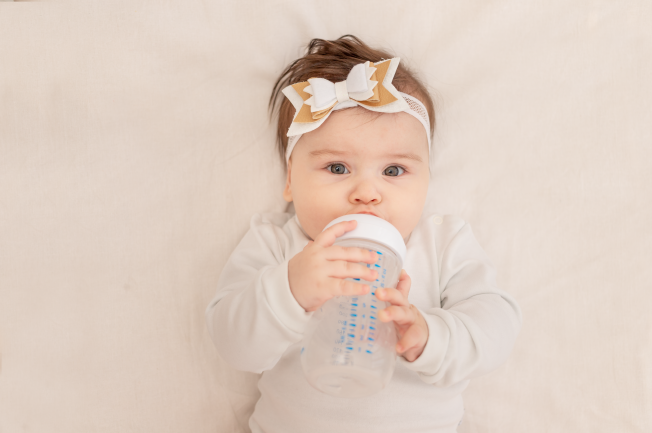 núm ti bình sữa cho bé, mẹ thường có 2 lựa chọn chất liệu. Đó là cao su và silicone
