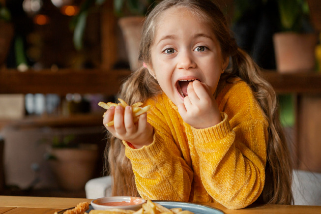 Chế độ ăn uống ở trẻ 4 tuổi cần linh hoạt vì thái độ ăn uống của con hoàn toàn khác so với giai đoạn từ 0 tháng – 3 tuổi