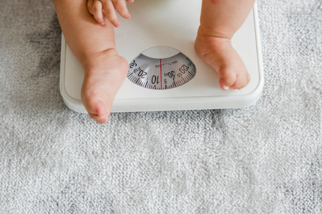 Nếu trong trường hợp không mắc bệnh hay gặp các vấn đề về ăn uống mà cân nặng của các bé sai lệch theo mức chuẩn khoảng 0,5 – 0,85 kg thì mẹ hãy xem lại thực đơn cũng như đi tìm lời khuyên từ chuyên gia dinh dưỡng