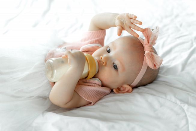 Tăng cường nguồn sữa cho con bằng cách dành nhiều thời gian ở gần con hơn, cho con bú 1-2 lần mỗi giờ.