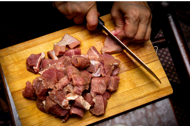 Thịt chưa được nấu chín