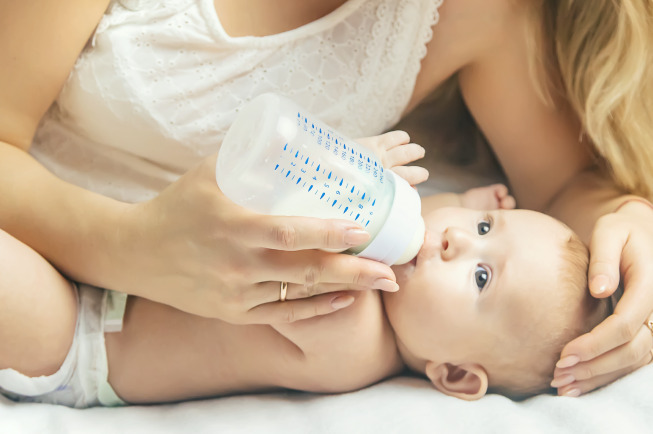 Trong quá trình chăm sóc bé, bình sữa được xem là vật dụng hỗ trợ mẹ nhiều nhất
