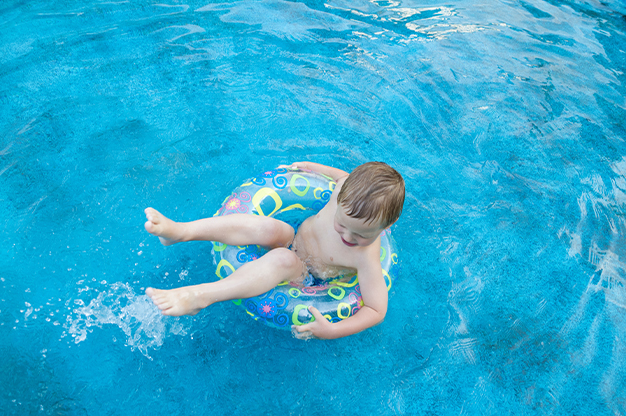 Hầu hết các bé đều rất thích nghịch nước đúng không nào bố mẹ. Bố mẹ hãy sắm ngay cho bé một chiếc bể bơi phao tại nhà, hoặc có thể cho bé đi bơi tại những bể bơi dành cho bé 4 tuổi