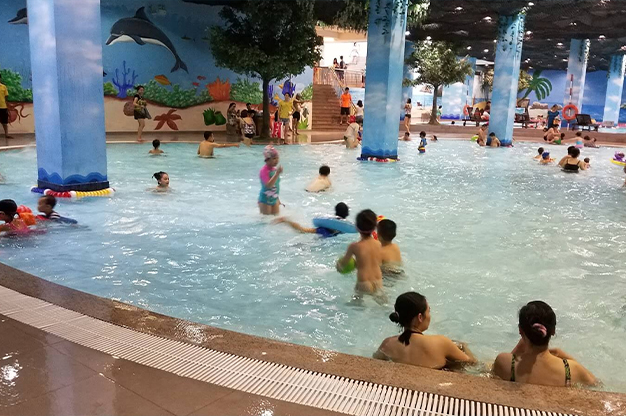Bể bơi bốn mùa Times City (nhà T18) thu hút rất đông các bạn nhỏ