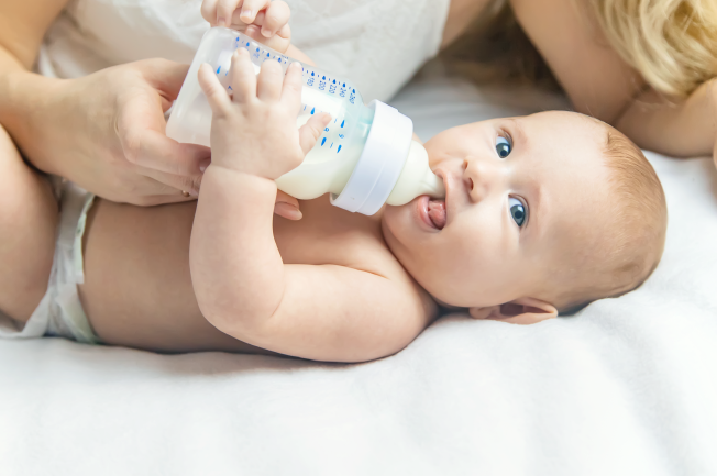 Mỗi me bé ở những tuần tuổi khác nhau có thể sẽ cần một loại cấu tạo bình sữa khác nhau