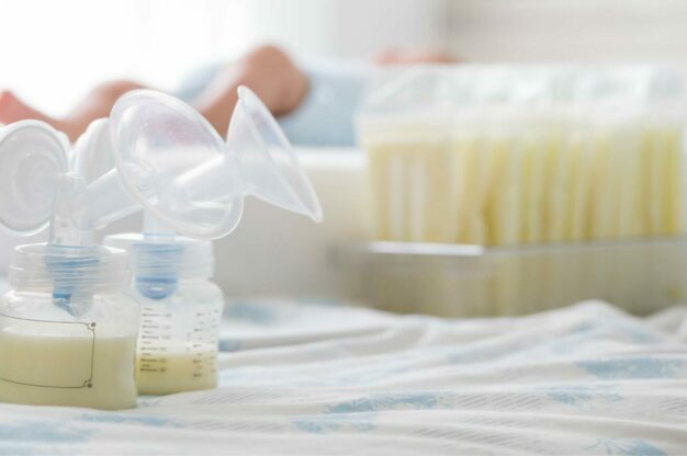 Mùi vị bất thường của sữa mẹ có thể do thực phẩm hoặc thuốc mẹ sử dụng