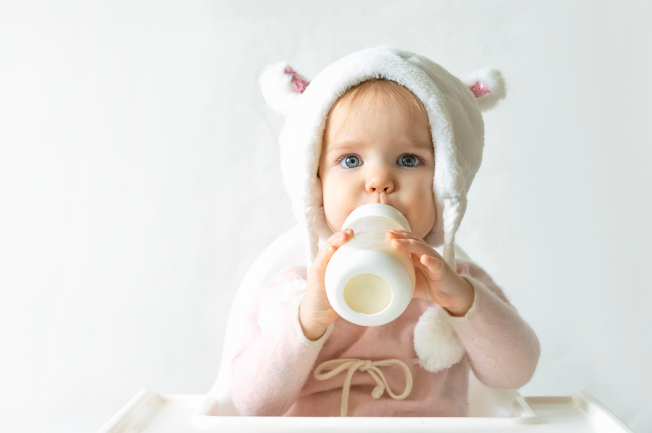 Theo lời khuyên của các bác sĩ chuyên khoa, từ 1-2 tháng thì mẹ nên thay núm ti bình sữa một lần