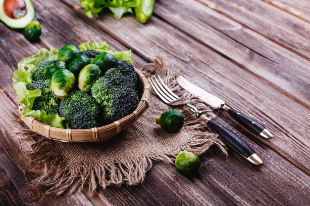 Bông cải xanh và các loại rau lá xanh đậm chứa nhiều chất dinh dưỡng mẹ bầu cần
