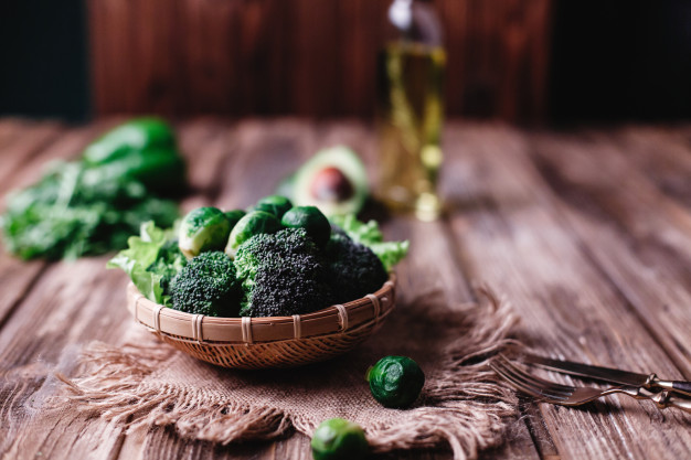 Bông cải xanh, rau bina,… chứa nhiều vitamin