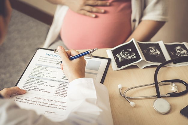 Kiểm tra cổ tử cung thường xuyên trong chăm sóc thai sản tại bệnh viện hay các phòng khám