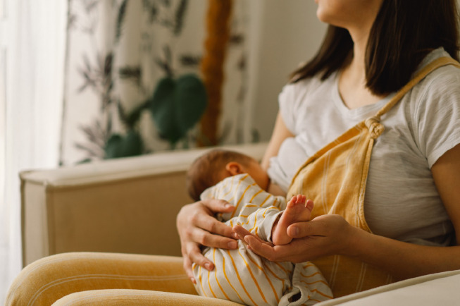 Con cũng rất nhanh buồn ngủ và ngủ trở lại sau khi bú no