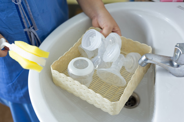 Rửa bình sữa bằng phương pháp thông thường có nhiều bất cập