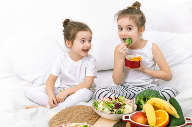 Chăm sóc trẻ bị viêm tai giữa cũng cần phải chú ý đến chế độ ăn uống hợp lý cho con.