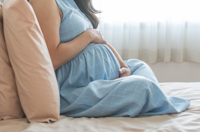 Trong quá trình mang bầu, cơ thể mẹ sẽ có những thay đổi tùy vào sự phát triển của con, biểu hiện rõ rệt nhất thông qua việc tăng cân nặng của mẹ và bé.