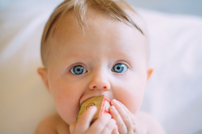 Bé 2 tháng tuổi cũng đã biết “sành ăn”