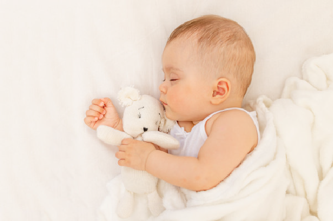Trẻ 8 tháng tuổi sẽ ngủ trung bình 13 – 14 tiếng mỗi ngày
