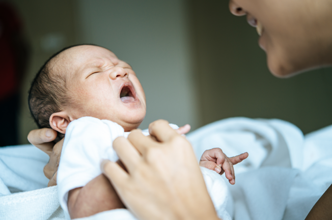 Phát ban nhiệt ở trẻ sơ sinh là một nguyên nhân khá phổ biến khiến da nổi mẩn đỏ, đặc biệt là trong mùa nóng