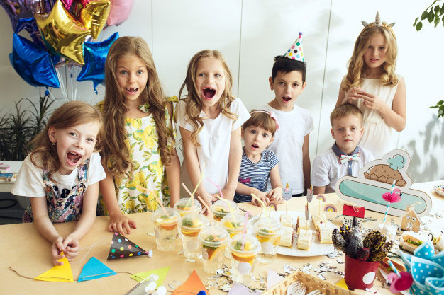 Đây là tiệc sinh nhật 1 tuổi của bé nên bố mẹ sẽ rất bận rộn trong việc đón và trông trẻ.