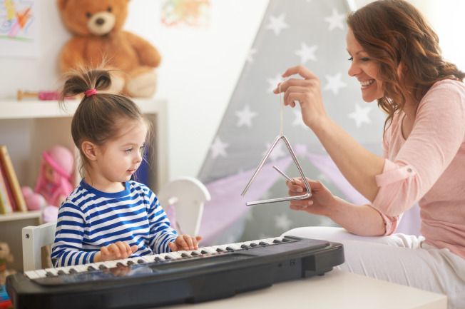 Với những bé yêu thích âm nhạc thì các đồ chơi như đàn organ, micro biết hát, hoặc các loại nhạc cụ điện tử, … sẽ là một sự lý tưởng cho mẹ