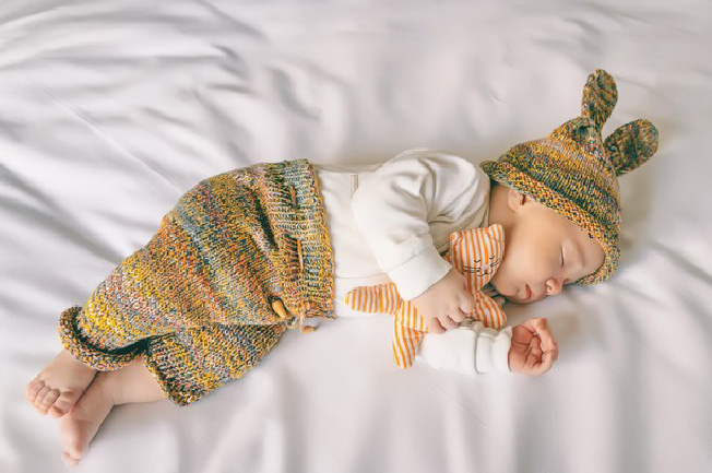 Tư thế ngủ cho bé sơ sinh nằm nghiêng nên được đổi bên liên tục, tránh chỉ nằm một bên