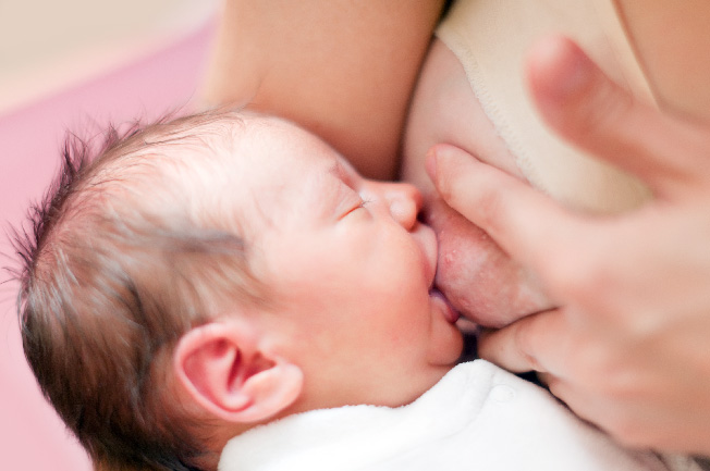Bắt vú là thao tác đầu tiên của mọi bé khi bú mẹ