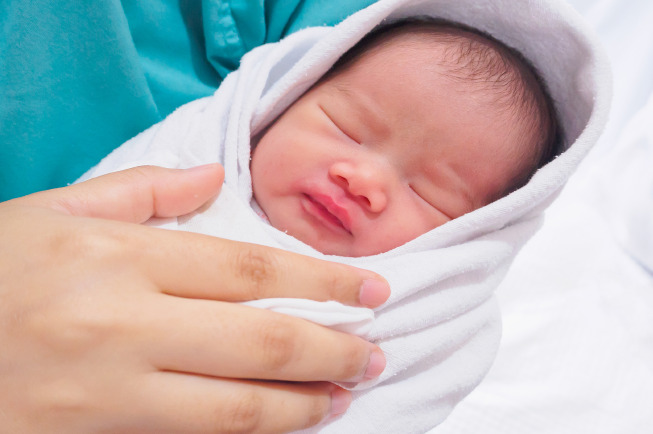 Hít thở rặn sinh đúng cách đối với mỗi cơn co sẽ giúp em bé lọt ra ngoài dễ dàng hơn