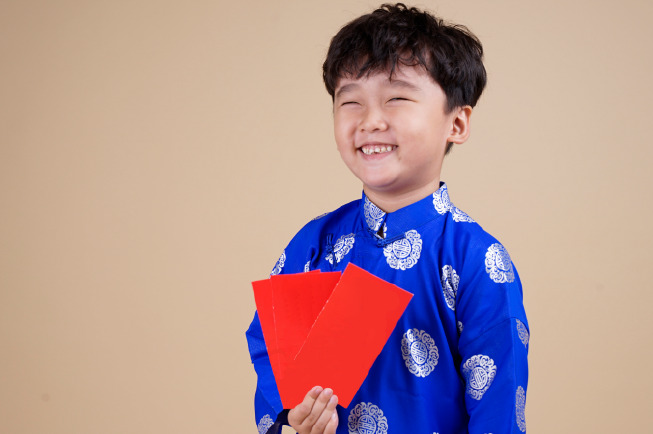 Các mẫu áo dài cách tân được ưa chuộng hơn để mặc ngày Tết do những hoa văn, màu sắc tươi đẹp mà nó mang lại.