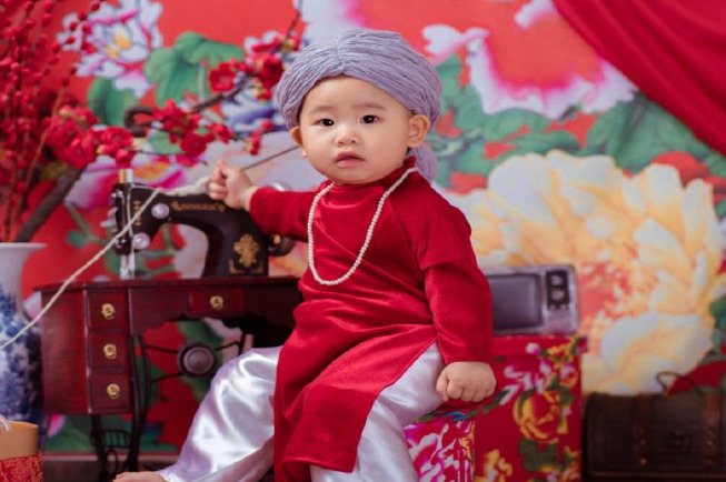 Phần trên áo được thiết kế đơn giản, gìn giữ lại nét áo dài truyền thống của đất nước.