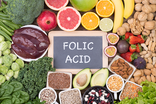 Axit folic là loại vitamin quan trọng kích thích sự sản xuất hồng cầu và phát triển hệ thống thần kinh cho bé