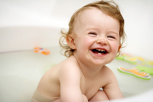 Khoảng 6 tháng tuổi, hầu hết các bé sẽ mọc chiếc răng sữa đầu tiên