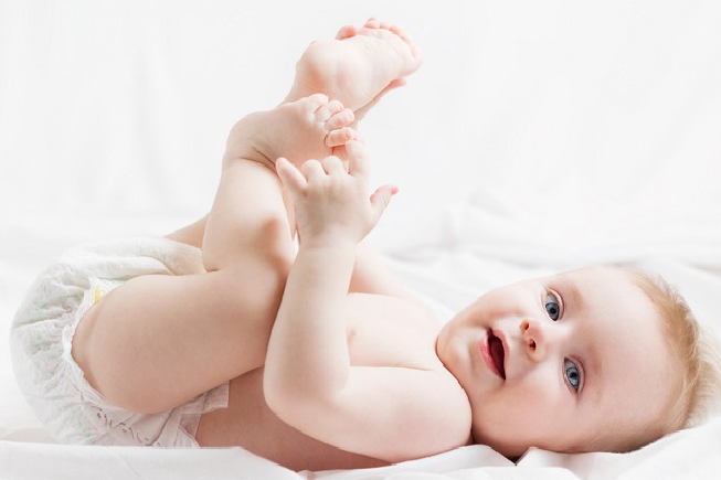 Trẻ sơ sinh dùng miếng lót hay tã dán tốt hơn? Loại tã dán nào tốt? 