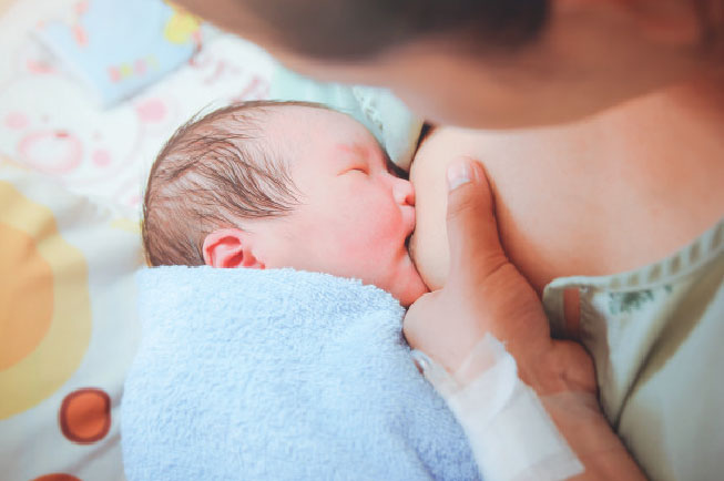 Đối với trẻ mới sinh, trong 24h đầu bé sẽ bú rất ít trung bình chỉ khoảng 7ml cho một cữ