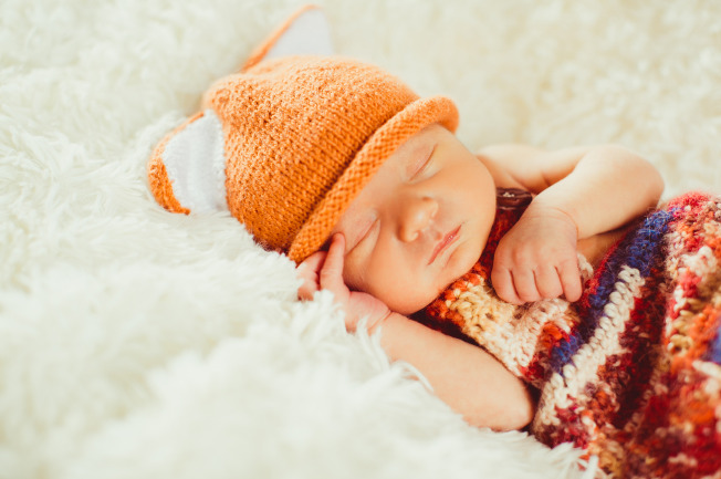 trẻ sơ sinh 6 tháng tuổi mỗi ngày cần được ngủ trung bình từ 13 đến 15 tiếng đồng hồ