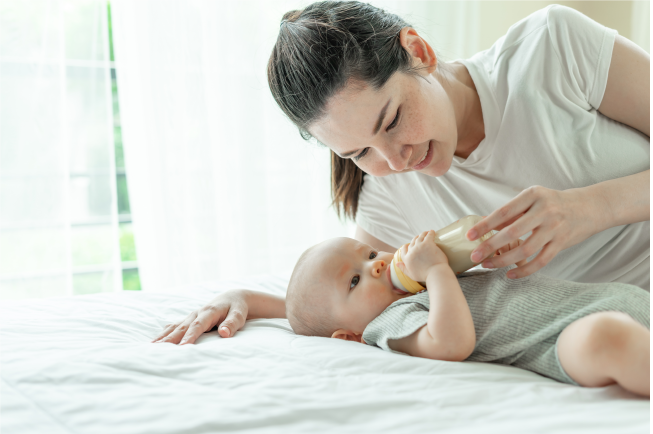 Về đặc điểm của nước tiểu, trẻ sơ sinh thường đi tiểu 3-4 giờ một lần