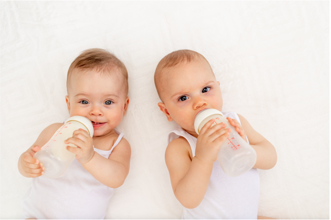 Sinh đôi hoặc sinh ba bé có thể khiến mẹ không đủ sữa