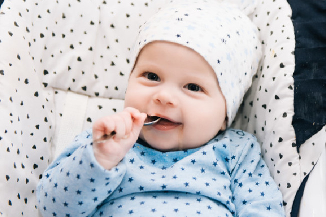 На оваа возраст, бебињата често покажуваат анорексија, но се заинтересирани за сè наоколу