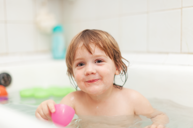 Tắm lá tía tô cho trẻ sơ sinh có thể cải thiện triệu chứng viêm da và phục hồi da của bé