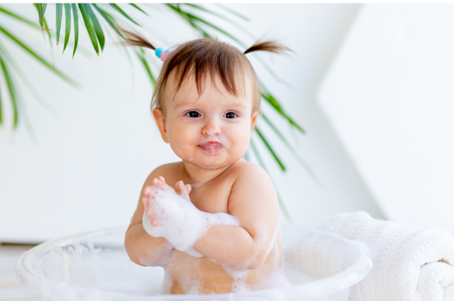 Để tránh tình trạng bé bị cảm, mẹ nên tắm cho bé trong phòng thông thoáng, có nhiệt độ phù hợp.