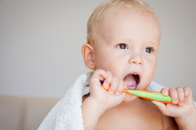 Vệ sinh răng miệng cho bé sau mỗi bữa ăn và trước khi đi ngủ ngay từ những năm tháng đầu đời,