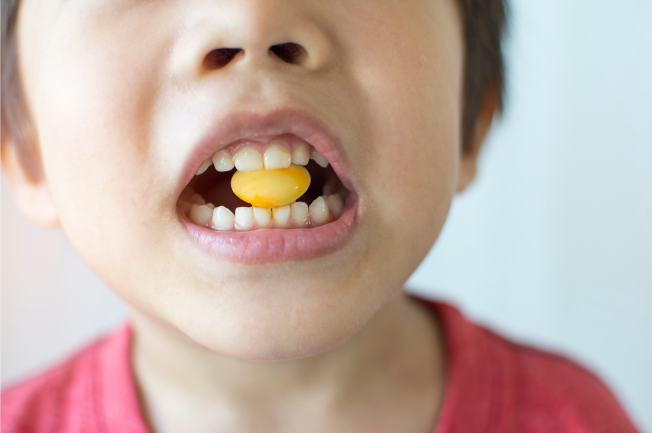 Răng sữa của bé có lớp men răng, ngà răng mỏng, buồng chứa tủy có thể tích lớn hơn răng vĩnh viễn.