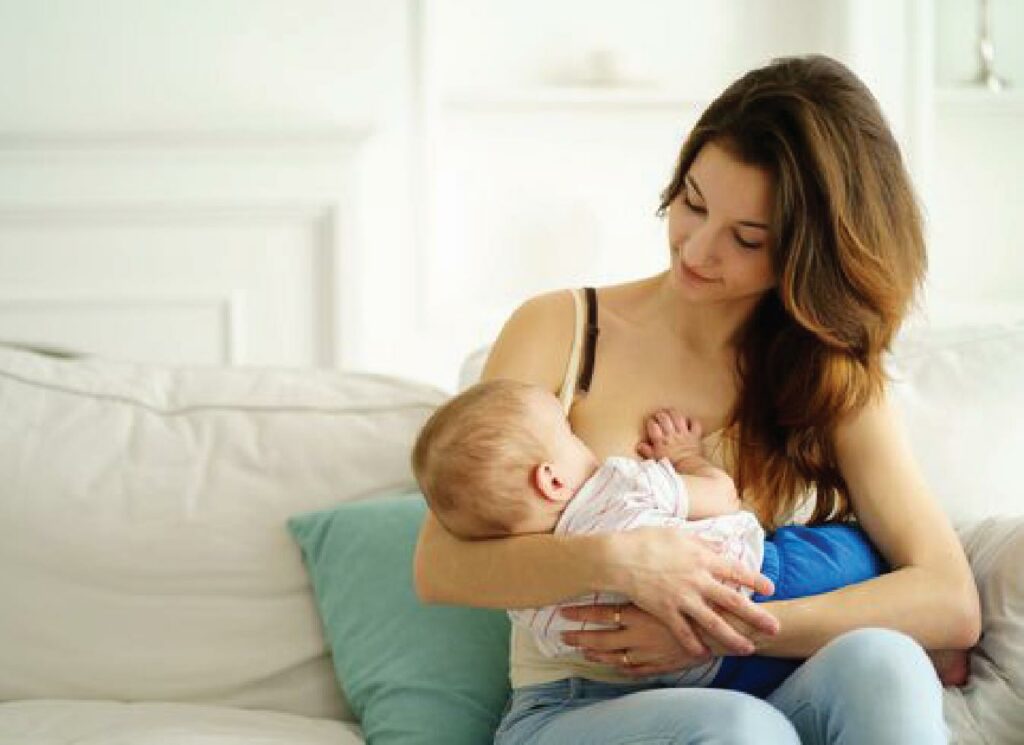 Các tư thế cho bé bú sẽ hữu ích để trong việc đảm bảo bé có thể ngậm vú đúng cách