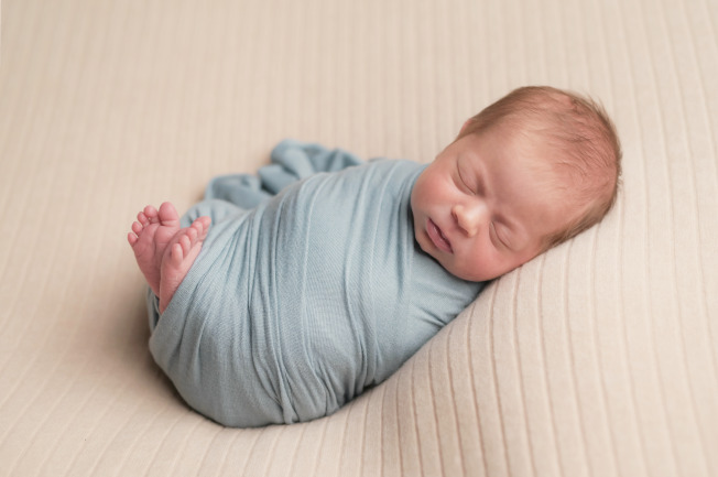 Trẻ sơ sinh ngủ không sâu giấc cũng có những nguyên nhân tương tự như khi trẻ ngủ quá ít