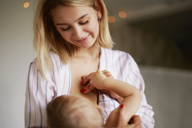 Trung bình mỗi cữ bú của trẻ sẽ kéo dài trong khoảng 10 – 15 phút cho mỗi bên ngực mẹ